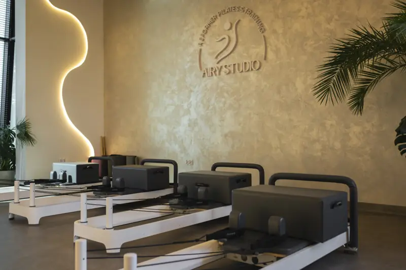 Ściana z logo Airy Studio i reformery