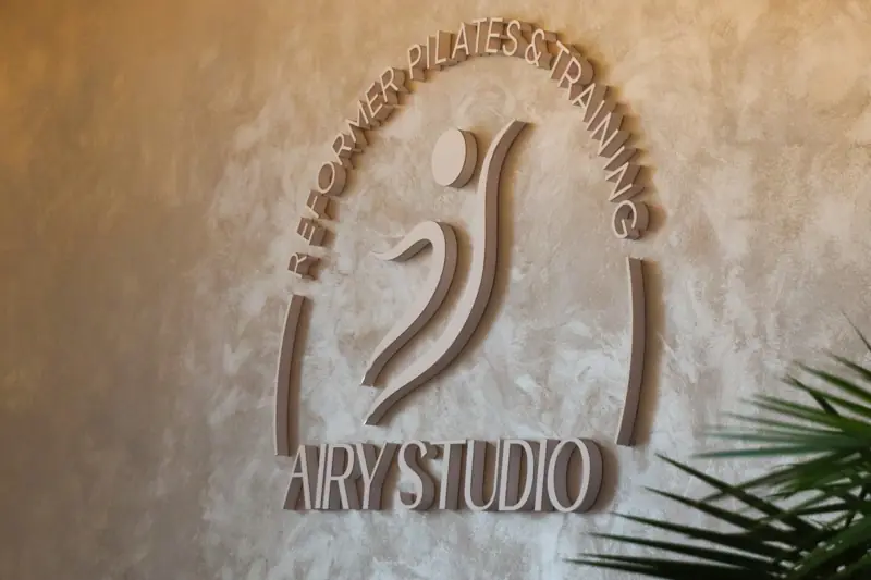 Logo Airy Studio na ścianie z tynku weneckiego